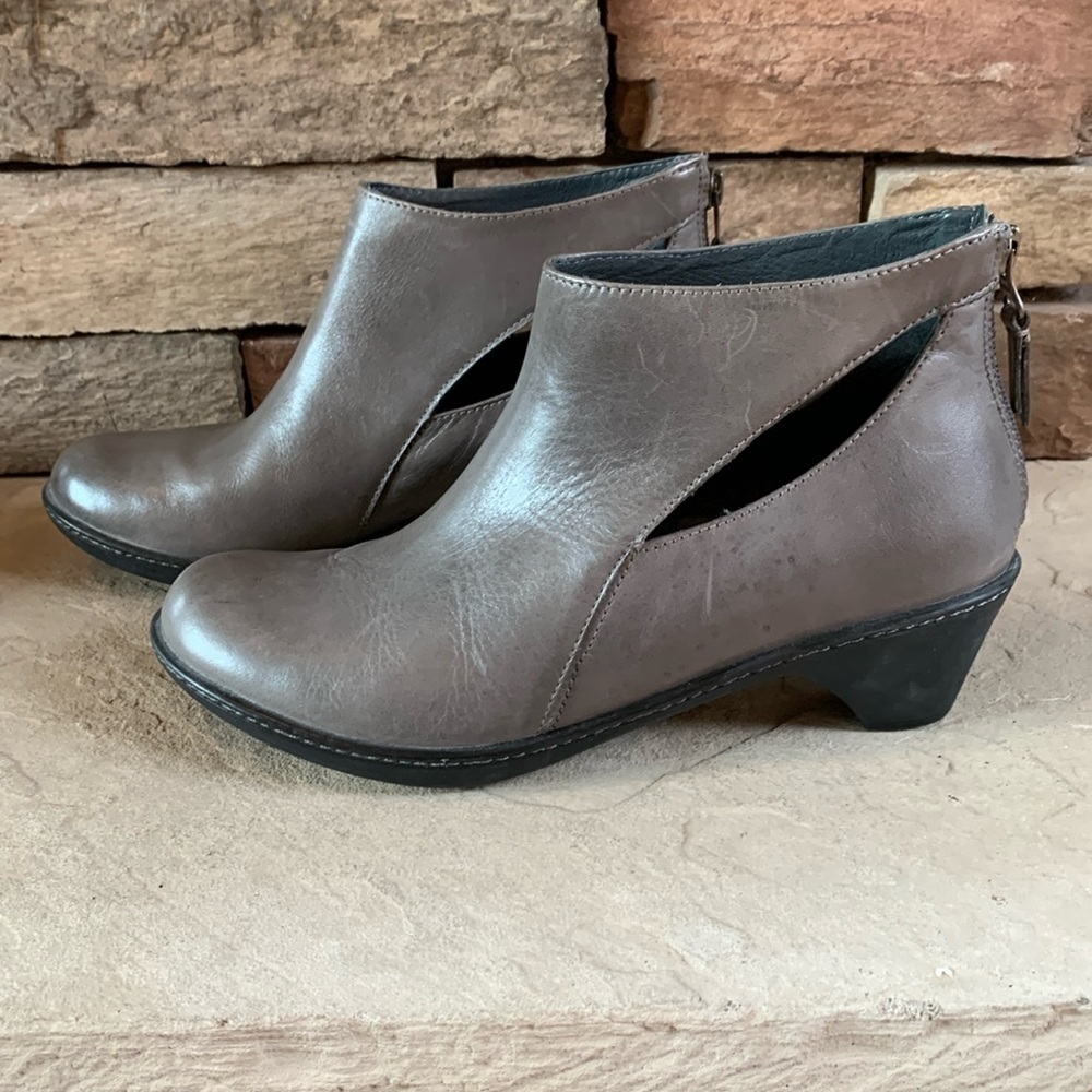Dansko sz 39 dark grey leather ankle booties with cutout